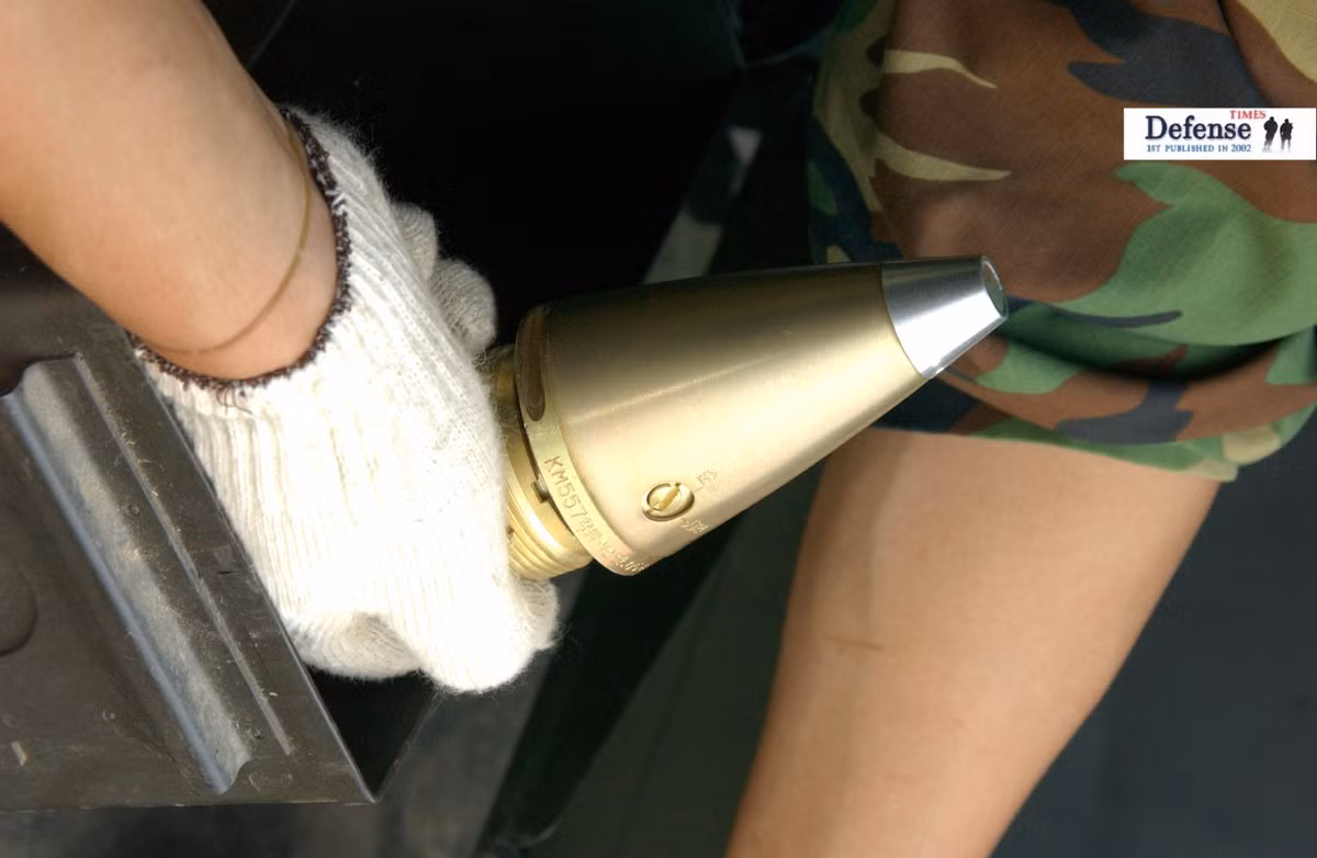 Đầu đạn bóng loáng mới cứng được đưa ra khỏi hộp. Để đảm bảo an toàn trong quá trình vận chuyển và lưu kho, tất cả các đầu đạn sẽ chỉ được lắp vào ít phút trước khi khai hỏa. Nguồn ảnh: Chosul.