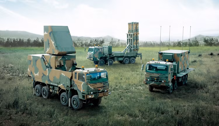 Hệ thống tên lửa đất đối không KM-SAM theo dự án Cheolmae-2 do nước này tự nghiên cứu và phát triển trong 10 năm từ 2001 đến 2011 được chính thức đưa vào sản xuất hàng loạt. Nguồn ảnh: Chosul.