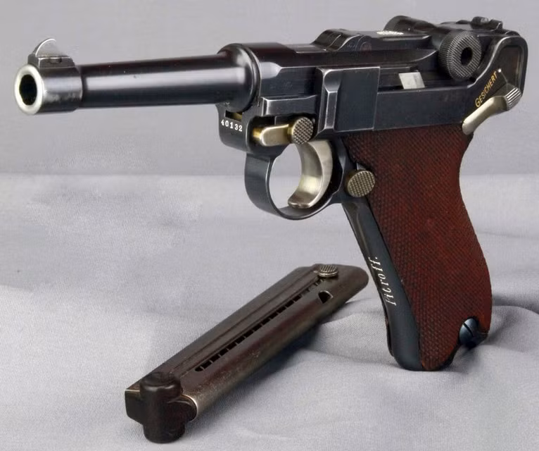 Đến thế chiến thứ hai, khẩu súng lục Luger đã được thay thế bằng khẩu Walther P38, khi đó chỉ còn những sỹ quan cao cấp của Đức mới được cấp phát khẩu Luger. Ngoài việc là một khẩu súng lục, đây còn được coi là một "huy chương" gắn ở thắt lưng các sỹ quan vì việc "dắt lưng" khẩu Luger đồng nghĩa với việc người sỹ quan đó có hàm rất cao hoặc có chiến công cực kỳ hiển hách. Nguồn ảnh: Grabcad.