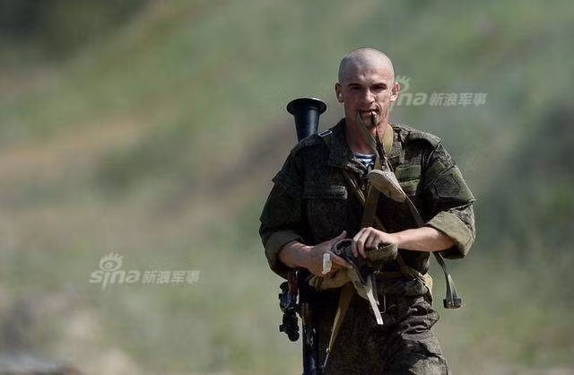 Giống với mọi loại súng chống tăng không giật khác, súng B41 đòi hỏi một khoảng trống phía sau khi bắn để tránh làm luồng gió nóng đập vào vật cản hất ngược lại người bắn. Một tổ tác chiến bằng RPG-7 trong Quân đội Nga thường có 3 người trong đó có 1 xạ thủ, và 2 mang đạn kiêm bảo vệ xạ thủ, trong đó 2 người bảo vệ này sẽ thay nhau canh chừng phía sau người bắn để tránh trường hợp có quân mình vô tình chạy gần vào khu vực nguy hiểm phía sau luồng phụt. Nguồn ảnh: Sina.