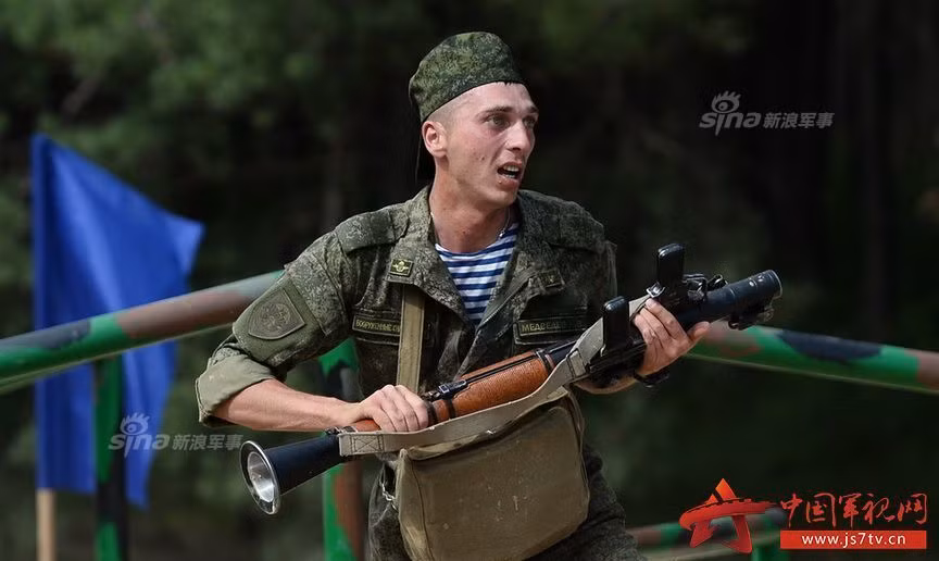 Trong chiến tranh Việt Nam, phía Quân đội Mỹ đã từng ghi nhận các trường hợp trực thăng bị bắn hạ bằng B41, tuy nhiên là những trường hợp máy bay bay rất thấp hoặc gần như đứng yên hoặc bay rất chậm thì mới có thể bắn bằng RPG-7 được. Nguồn ảnh: Sina.