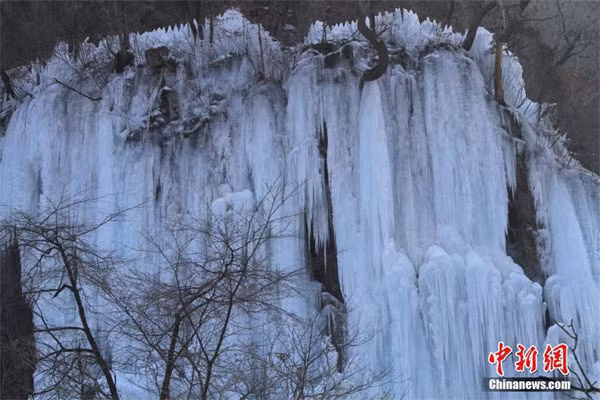 Chùm ảnh thác nước đóng băng đẹp như trong tranh được đăng tải trên Nhân dân Nhật báo. Ảnh: DailyMail.