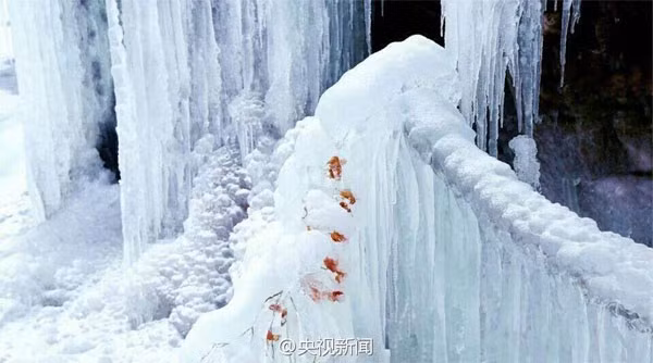 Chùm ảnh thác nước đóng băng đẹp như trong tranh được đăng tải trên Nhân dân Nhật báo. Ảnh: DailyMail.