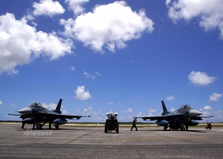 Vũ khí trên chiếc F-2 bao gồm súng máy JM61A1 20mm kèm theo 8 tấn bom và tên lửa các loại. Chiếc F-2 có khả năng mang theo các loại bom đối đất, tên lửa không đối không, tên lửa đối đất tùy thuộc từng nhiệm vụ cụ thể. Nguồn ảnh: Sina.