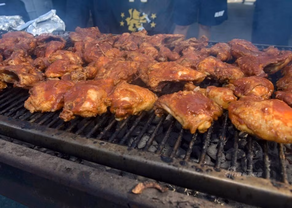 Ngoài ra còn có thịt nướng và bít tết, khẩu phần ăn rất nhiều protein cho những thủy thủ vạm vỡ của Hải quân Mỹ. Nguồn ảnh: Sina.