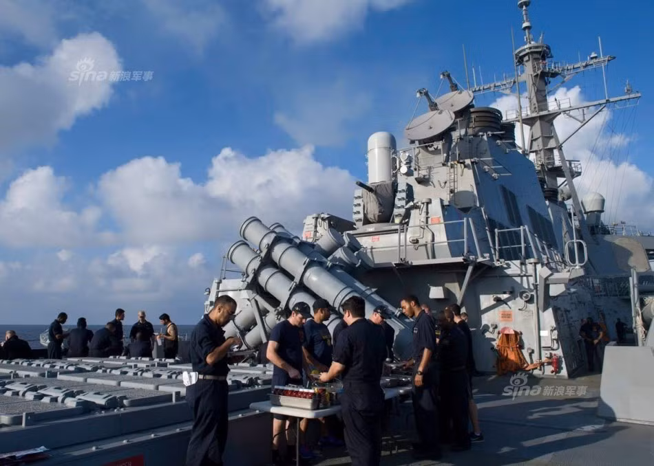 Toàn cảnh bữa tiệc nướng hoành tráng trên tàu khu trục tên lửa USS John S. McCain của Mỹ. Nguồn ảnh: Sina.