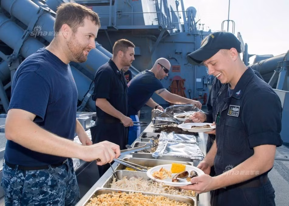 Bếp ăn được đặt ngay cạnh dàn phóng tên lửa đối hải. Nguồn ảnh: Sina.