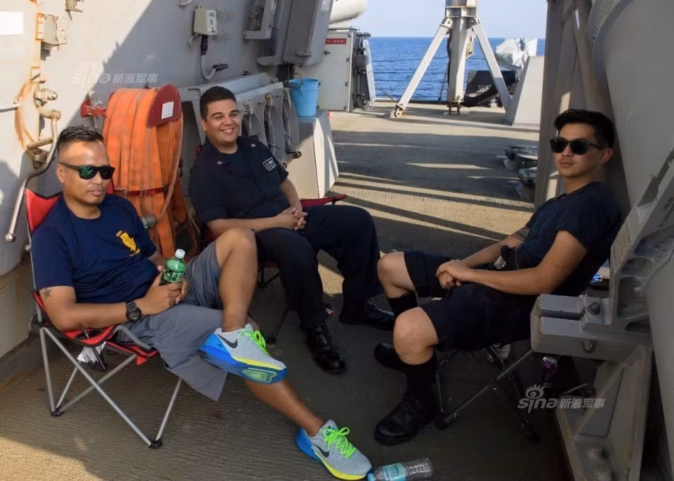 Mọi khoảng trống trên tàu được biến thành chỗ nghỉ ngơi và tắm nắng của thủy thủ. Nguồn ảnh: Sina.