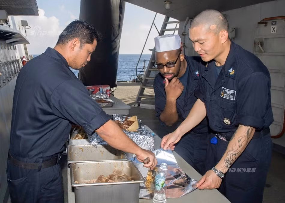 Do không có diện tích sàn tàu lớn như trên các tàu sân bay nên những thủy thủ này phải tận dụng mọi ngóc ngách trên tàu khu trục làm chỗ đặt bếp. Nguồn ảnh: Sina.