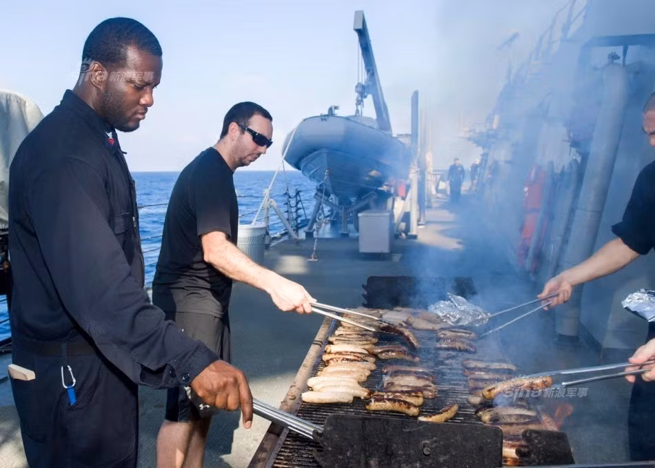 Bữa tiệc được tổ chức trên tàu khu trục USS John S. McCain (DDG-56). Đây chính là chiếc tàu khu trục đã ghé vào cảng Cam Ranh trong chuyến thăm Việt Nam vào tháng 10/2016 vừa rồi. Nguồn ảnh: Sina.