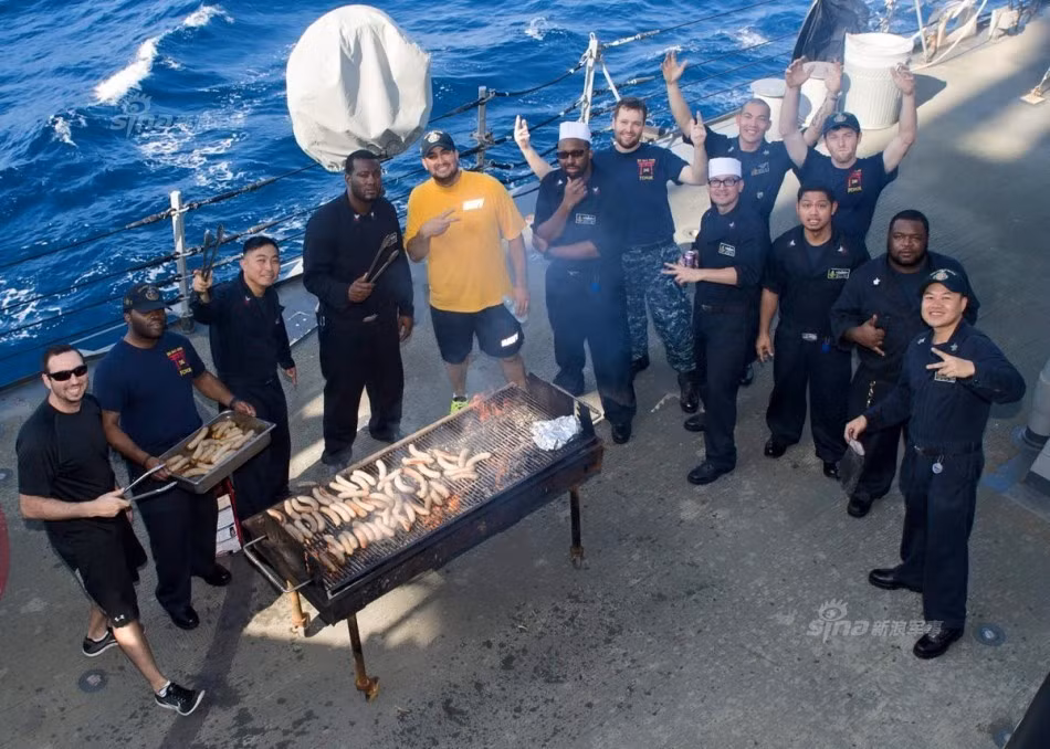 Thay vì phải trực chiến liên tục để bảo vệ hoạt động của các tàu sân bay thì nay các tàu khu trục của Hải quân Mỹ lại thở phào nhẹ nhõm và thoải mái "ăn chơi nhảy múa" khi các tàu sân bay đã được lệnh quay về nằm cảng từ đầu năm 2017. Nguồn ảnh: Sina.