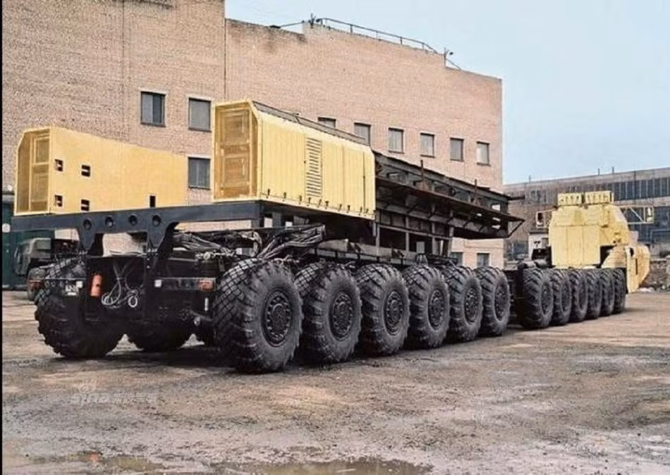 Ngoài khả năng thồ hàng "siêu trường siêu trọng" ra thì "con quái vật" này còn có khả năng di chuyển cực tốt qua địa hình xấu với hệ thống dẫn động 12 bánh riêng biệt của nó. Nguồn ảnh: Sina.