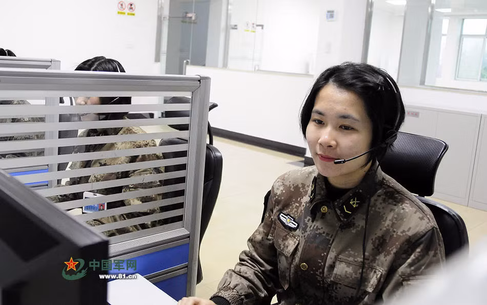 Do đặc thù là một quốc gia rộng lớn có rất nhiều dân tộc nên các nữ điện đài viên Trung Quốc phải nắm bắt được rất nhiều thứ tiếng để có thể điều hành tổng đài một cách tốt nhất. Nguồn ảnh: 81.cn.