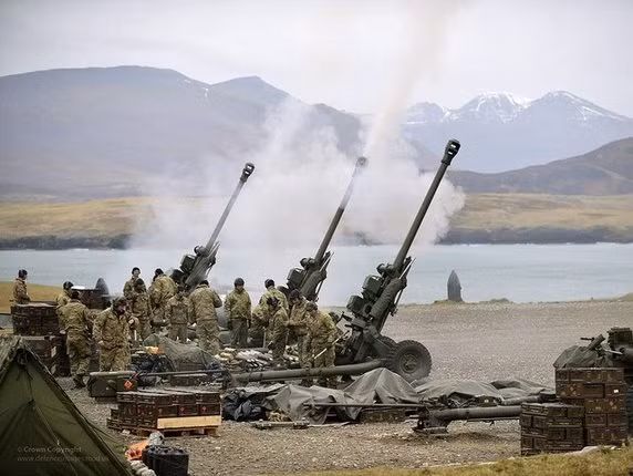 Do tất cả các khẩu pháo sẽ cùng khai hỏa một lúc, chạm mục tiêu cùng lúc nên trong thời gian các pháo thủ thay đạn và trắc thủ lấy lại đường nhắm sẽ có một khoảng thời gian chết để quân địch ở phía mục tiêu lập đội hình sẵn sàng chiến đấu thậm chí là phản pháo lại hoặc chỉ điểm trận địa pháo cho không quân oanh tạc. Thời gian chết của mỗi đợt pháo sẽ từ 10 đến 15 giây tùy tốc độ nạp đạn và lấy đường bắn của các pháo thủ. Nguồn ảnh: Quora.