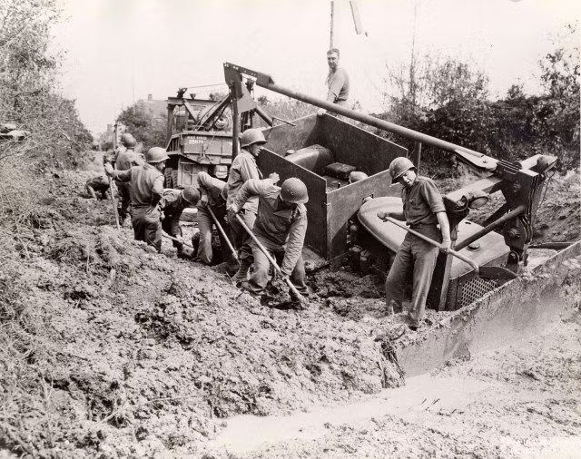 Lực lượng công binh Đồng Minh nỗ lực làm đường vượt bùn lầy, dọn bãi mìn cho các phương tiện thiết giáp tiến công. Nguồn ảnh: Warhistory.