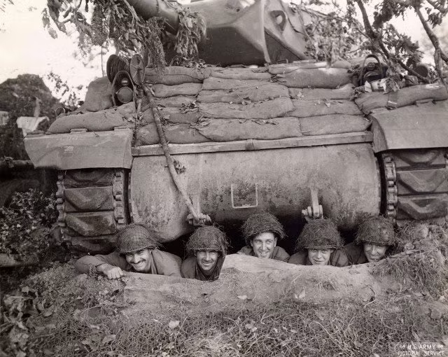 Kíp lái pháo tự hành chống tăng M10 đào hầm nằm ngủ dưới gầm xe. Việc bị phía Đức chống trả quyết liệt với những đợt oanh kích liên tục khiến những người lính Đồng Minh kiệt sức. Tuy nhiên, bất chấp mọi khó khăn họ vẫn hoàn thành nhiệm vụ, nước Pháp chính thức được giải phóng vào ngày 25/8/1944, chỉ hơn 2 tháng kể từ khi quân Đồng Minh đổ bộ lên bãi biển Normandy. Nguồn ảnh: Warhistory.