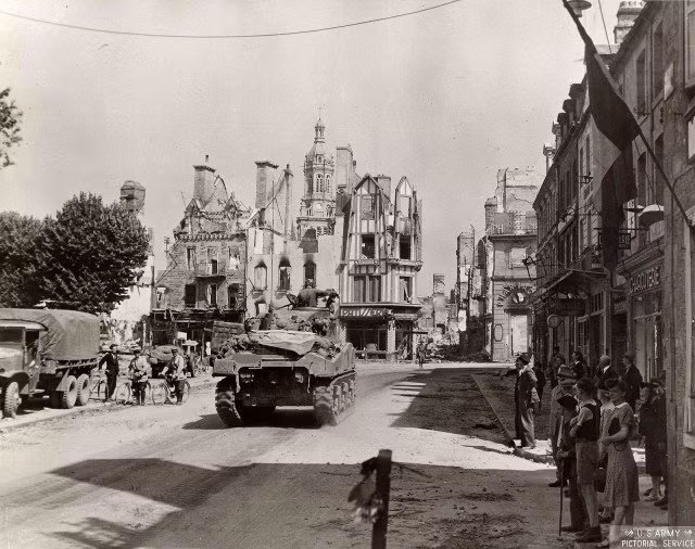 Ngay cả nhà thờ cũng không thể tránh được những đợt không kích và bom bay "lạc" của các bên. Nguồn ảnh: Warhistory.