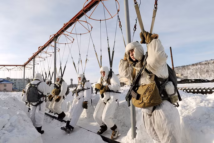 Nhảy dù cũng là một phần không thể thiếu trong việc huấn luyện một người lính thủy có để họ có kỹ năng chiến đấu trong mọi điều kiện khác nhau. Nguồn ảnh: TASS.