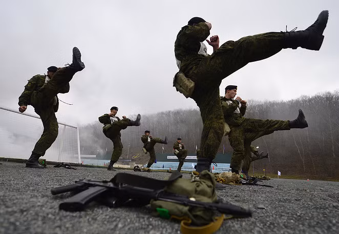 Sẵn sàng sử dụng tay không hạ gục kẻ thù bất cứ lúc nào không một chút do dự bằng những thế võ cực hiểm hóc. Nguồn ảnh: TASS.