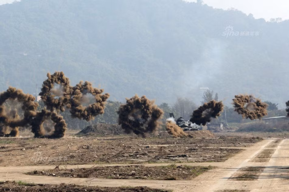 Lựu đạn khói ngụy trang đời mới có cách thức tung hỏa mù khá... đẹp mắt. Nguồn ảnh: Sina.