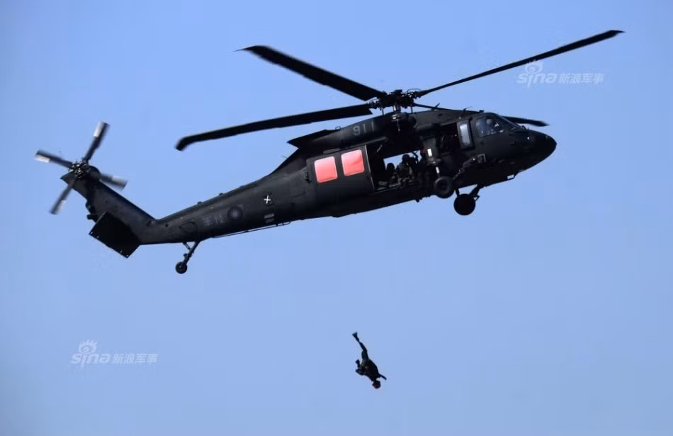 Trực thăng Seahawk của Quân đội Đài Loan tham gia diễn tập với màn đổ quân từ trên không. Nguồn ảnh: Sina.