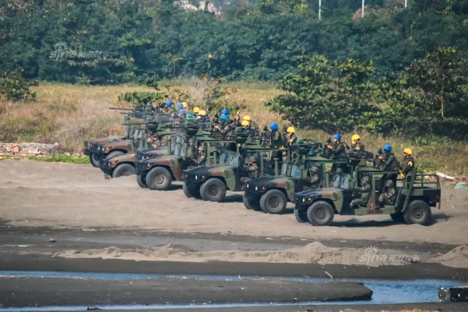 Lực lượng cơ giới với các xe jeep dàn quân sẵn sàng làm nhiệm vụ đánh tạt sườn, vận chuyển vũ khí đạn dược và tải thương. Nguồn ảnh: Sina.