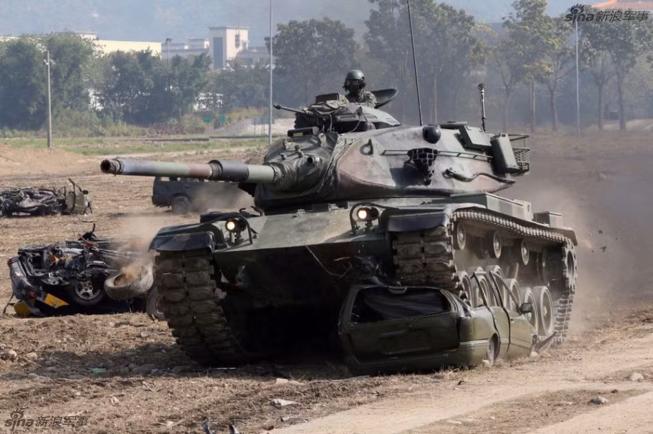 Lực lượng xe tăng M60A3 của Lữ đoàn bộ binh cơ giới 234 Quân đội Đài Loan phô diễn sức mạnh "cơ bắp" với màn "lu bẹp" các xe ô-tô 4 chỗ. Đây là bản nâng cấp của từ mẫu xe tăng M60 Patton được Mỹ chế tạo và sản xuất từ năm 1961. Nguồn ảnh: Sina.