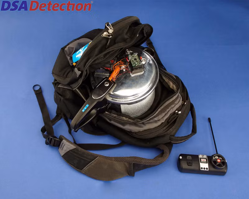 Thậm chí những kẻ khủng bố IS còn có hẳn một trang web riêng dạy cách làm... bom tự chế bằng các vật liệu đơn giản dễ kiếm. Đây được coi là nguồn tư liệu hữu ích của những "con sói đơn độc" đang sinh sống ở châu Âu. Ảnh: Một quả bom tự chế bằng nồi áp suất đặt vừa vặn trong một chiếc ba lô với bộ kích nổ từ xa được chế từ bộ điều khiển từ xa xe ô-tô đồ chơi. Nguồn ảnh: DSA.