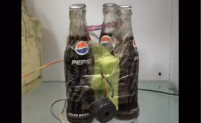 Thậm chí từ những chai nước ngọt thủy tinh cũng có thể được biến thành bom với một loại thuốc nổ dạng lỏng. Nguồn ảnh: NDTV.