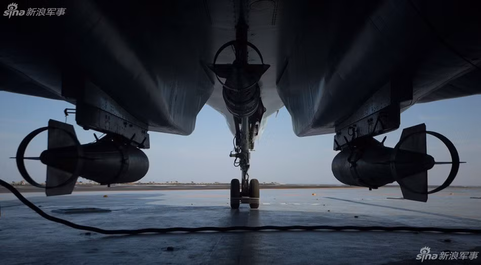 Có thể thấy, những chiếc Su-33 của lực lượng Không quân Hải quân Nga luôn túc trực sẵn sàng vũ khí để tham chiến bất cứ lúc nào. Nguồn ảnh: Sina.