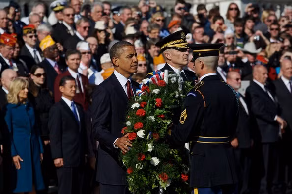 Ông Obama cũng rất biết cách quan tâm đến những gia đình có con em tử vong trong quá trình phục vụ trong quân ngũ. Dù chỉ đơn giản là hành động tưởng niệm rất giản dị cũng khiến các gia đình liệt sỹ cảm thấy ấm lòng khi họ thấy Tổng thống Mỹ, người đàn ông quyền lực nhất thế giới rơi lệ với những đóng góp của con em mình cho tổ quốc. Nguồn ảnh: Eurweb.
