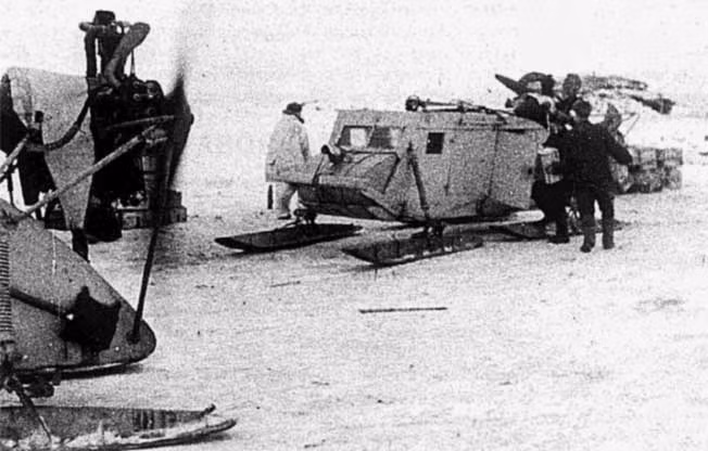 Trong những năm 60, 70 của thế kỷ trước, các mẫu xe trượt trên tuyết sử dụng lực đẩy từ cánh quạt rất được các kỹ sư trên khắp thế giới ưa chuộng dù nó có quá nhiều nhược điểm. Nhược điểm lớn nhất đó là khó vào cua vì cánh quạt cung cấp sức đẩy lớn dẫn đến việc khó giảm tốc, phanh dừng khẩn cấp cũng là một vấn đề nan giải, một chiếc xe trượt đang di chuyển với tốc độ 50 km/h cần quãng đường dài tới 35 mét để dừng lại hoàn toàn. Nguồn ảnh: Acemodel.