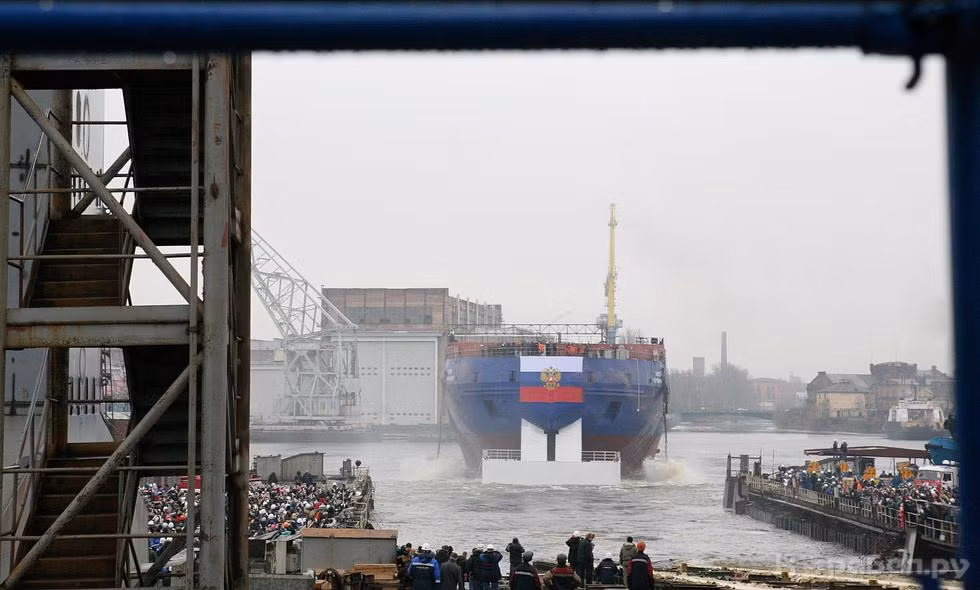 Động cơ hạt nhân cung cấp tổng cộng 81.000 mã lực cho phép tàu đi với vận tốc tối đa 22 hải lý tương đương với 41 km/h trong điều kiện bình thường và khoảng 13 hải lý tương đương với 22 km/h khi đi trên băng (tùy thuộc độ mỏng-dày của băng mà tốc độ có thể nhanh hơn hoặc chậm hơn). Nguồn ảnh: QQ.