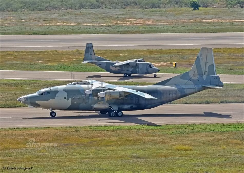 Máy bay vận tải An-12 Cub xuất xứ từ Ukraine có mặt trong không lực Venezuela. Venezuela hiện sở hữu khoảng 6 chiếc An-12 Cub. Đây là loại máy bay vận tải sử dụng động cơ cánh quạt có khả năng chở tối đa 40 tấn hàng hóa. Nguồn ảnh: Sina.
