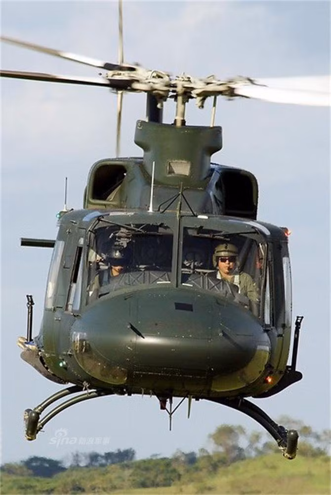 Trực thăng UH-1 Huey cũng có mặt trong biên chế của lực lượng này. Đây được coi là mẫu trực thăng đa dụng cực kỳ phổ biến trên thế giới có xuất xứ từ Mỹ. Hiện không rõ số lượng trực thăng UH-1 đang phục vụ trong biên chế quân đội Venezuela. Nguồn ảnh: Sina.