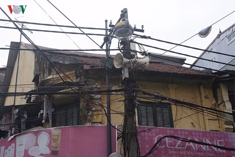 Tuy nhiên, trong thời đại bùng nổ thông tin như hiện nay, hầu như không còn ai quan tâm tới những thông tin được phát đi trên những chiếc loa này.