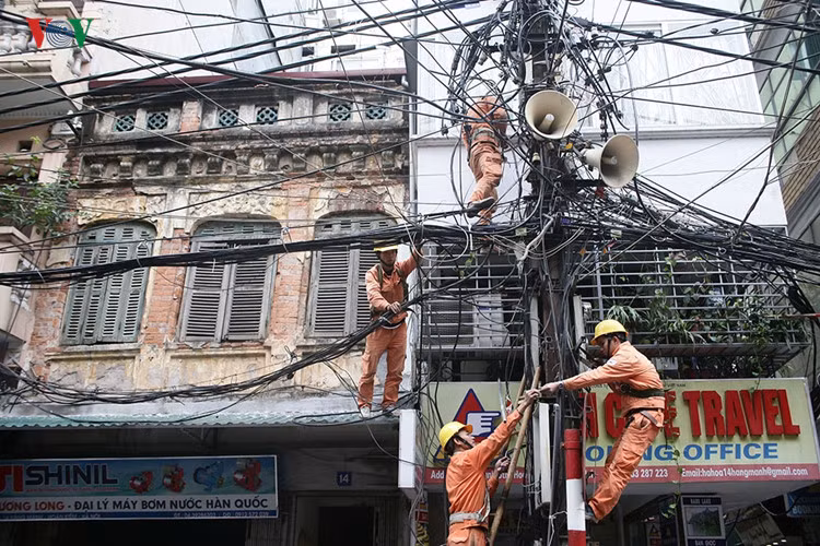 Những chiếc “loa phường” nằm trong đám dây điện chằng chịt khắp thành phố gây mất mỹ quan đường phố, ảnh hưởng không nhỏ tới những hộ gia đình sinh sống gần đó.