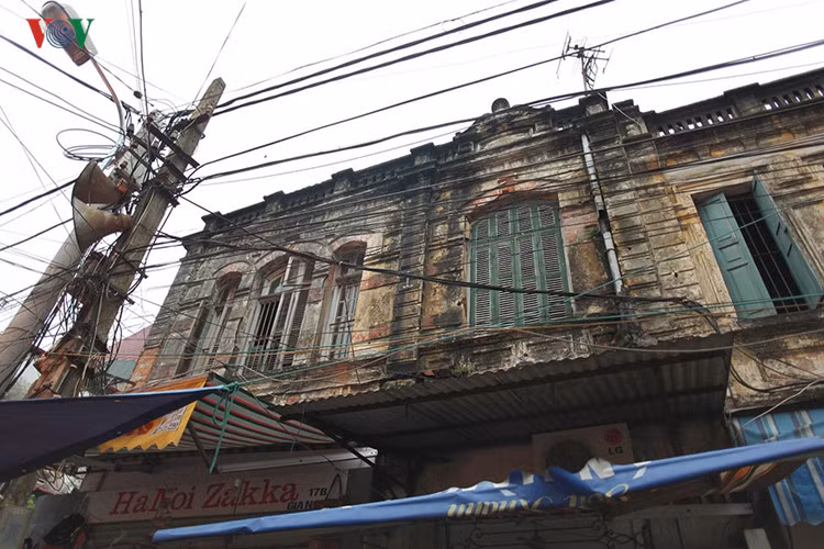 Nhiều hộ gia đình phải đóng kín cửa mỗi khi đến giờ loa phát, bởi tiếng ồn quá lớn gây ảnh hưởng tới cuộc sống sinh hoạt của họ.