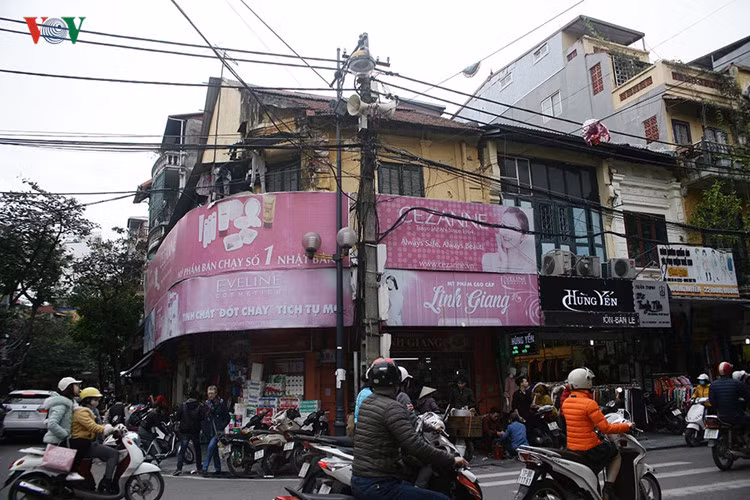 Thậm chí nhiều người dân tỏ ra khó chịu bởi tiếng ồn quá lớn của những chiếc loa nén này hằng ngày vẫn “ra rả” xuyên qua cửa sổ lọt vào nhà của họ.