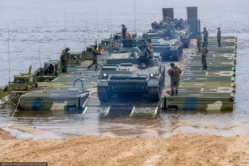 Lực lượng thiết giáp bổ sung cho phía đầu cầu đón nhận, tăng cường lực lượng phòng thủ đảm bảo chắc chắn rằng quá trình bắc cầu phao sẽ không bị ảnh hưởng do đối phương gây rối. Nguồn ảnh: Englishrussia.