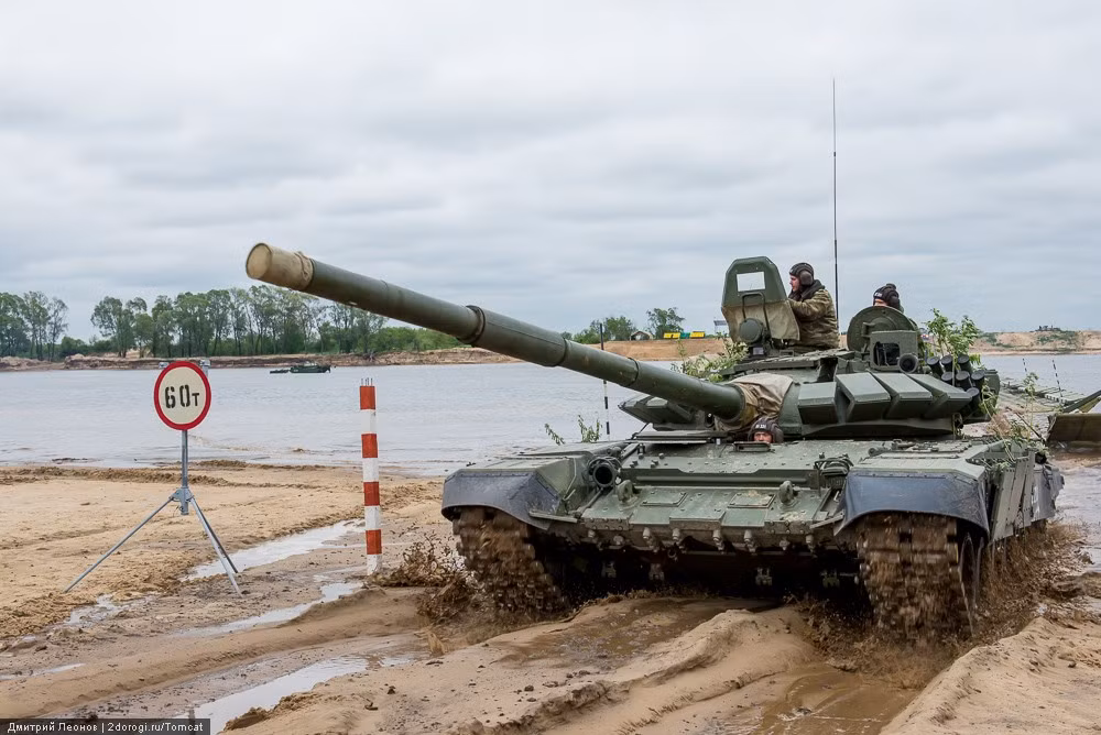 Xe tăng T-90 qua sông trên cầu phao, phía đầu cầu có biển báo cấm phương tiện trên 60 tấn, nghĩa là tải trọng của cầu chịu được tối đa lên tới 60 tấn. Nguồn ảnh: Englishrussia.