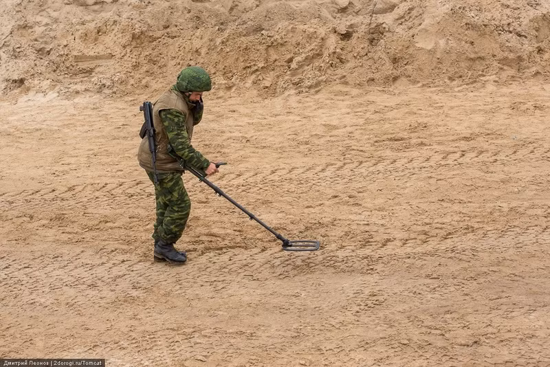 Dò mìn dọn sạch hai bãi bắc cầu phao hai bên bờ sông, đảm bảo khu vực này an toàn để các xe thiết giáp qua lại. Nguồn ảnh: Englishrussia.
