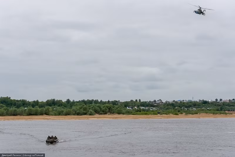 Lực lượng công binh bắt đầu sang sông bằng xuồng cao su khi nhận được tín hiệu an toàn của lực lượng trinh sát thiết giáp đi trước, phía trên là các máy bay trực thăng làm nhiệm vụ bảo vệ tầm xa và cảnh báo sớm. Nguồn ảnh: Englishrussia.