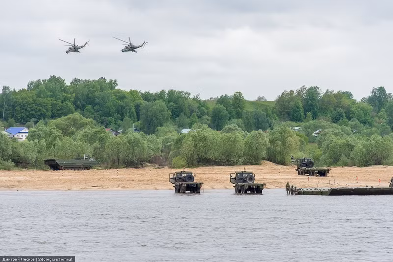 Lực lượng công binh bắt đầu nối đốt cầu phao ngay gần bờ, biên đội trực thăng vẫn luôn bảo vệ từ trên không vì lúc này là lúc lực lượng công binh dễ bị tổn thương nhất nếu bị đối phương thực hiện đánh phục kích. Nguồn ảnh: Englishrussia.