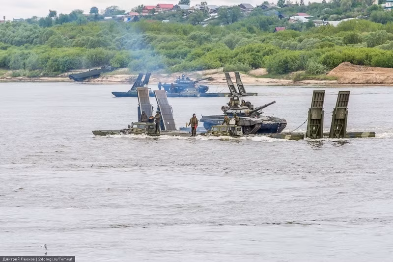 Hai xe tăng T-72B3 đang được cơ động bằng phà tự hành. Nguồn ảnh: Englishrussia.