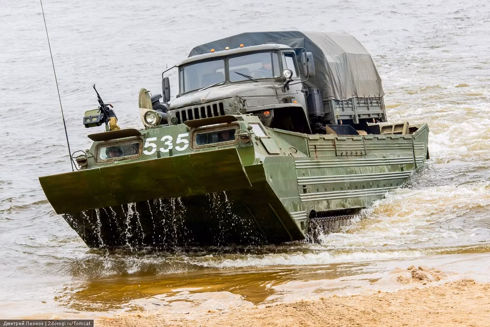 Trên lý thuyết thì việc bắc cầu phao từ cả hai đầu sẽ nhanh gấp đôi so với việc bắc cầu phao từ một đầu. Nguồn ảnh: Englishrussia.