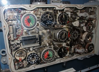 Phòng ngư lôi cũng là nơi đặt bảng điều khiển chỉ đường bắn. Các phần tử cần nạp vào bảng điều khiển để lấy đường bắn bao gồm: Tốc độ mục tiêu và góc bắn, để xác định được tốc độ tàu người ta sẽ tính toán quãng đường tàu đi được trong vòng 1 phút rồi nhân lên, để xác định được quãng đường tàu đi được trong vòng 1 phút các sỹ quan chỉ huy sẽ phải xác định được loại tàu, xác định được loại tàu rồi tiến hành đo khoảng cách từ tàu ta tới tàu địch, sau một phút đo lại, lấy hai tham số để suy ra tốc độ tàu; xác định góc tiếp cận đơn giản hơn, chỉ cần vẽ ra sơ đồ kẻ hai đường thẳng là ra. Nguồn ảnh: Kbismack.