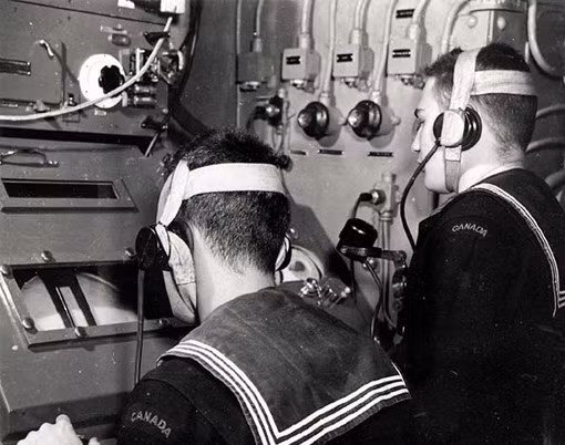 Ngoài ra, ở những độ sâu lớn hơn khi kính tiềm vọng không thể "ngoi" lên mặt nước được thì khi này đôi tai của tàu ngầm chính là những thủy thủ nghe sonar thủy âm. Do đặc tính âm thanh truyền đi dưới nước rất xa và nhanh nên chỉ cần nghe là có thể phát hiện được tiếng chân vịt của tàu bè ở cách xa nhiều kilomet. Trong trường hợp dò đường dưới lòng biển, các thủy thủ thủy âm sẽ đánh những tiếng "tinh" ra xung quanh tàu sau đó nghe tiếng vọng lại, dựa trên tiếng vọng này mà các thủy thủ có thể giúp tàu tránh được các vật cản xung quanh tàu. Nguồn ảnh: Junobeach.