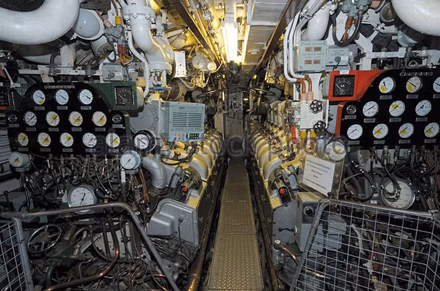Đầu tiên là về mặt động cơ, đúng như tên gọi của mình, các loại tàu ngầm Diesel đều chạy bằng động cơ diesel. Các loại động cơ diesel hiện đại ngày nay giúp sinh ra ít tiếng ồn và khí thải hơn nhưng cách thức hoạt động gần như không thay đổi so với những chiếc "cụ tổ" tàu ngầm từ thời thế chiến. Nguồn ảnh: Army.