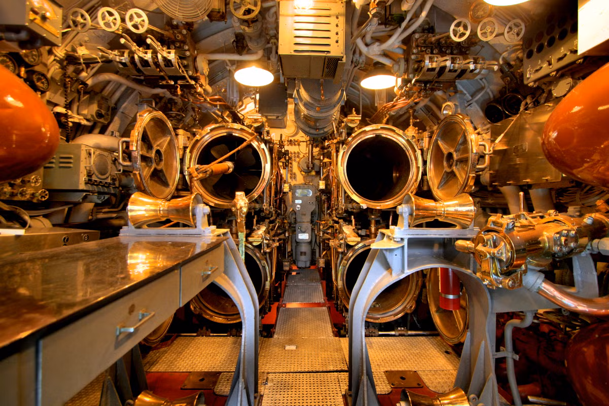 Phòng ngư lôi, nơi những nụ hôn thần chết được gửi vào lòng đại dương thường được đặt ở mũi tàu và đuôi tàu. Các phòng ngư lôi ở đuôi tàu thường có lượng ngư lôi ít hơn do không gian chật chội vì chúng thường được nằm cùng khoang động cơ, còn phòng ngư lôi phía mũi tàu có khả năng chứa đến hàng chục quả. Các loại tàu ngầm hiện đại ngày nay có khả năng chứa tới vài chục quả ngư lôi. Nguồn ảnh: Wikipedia.